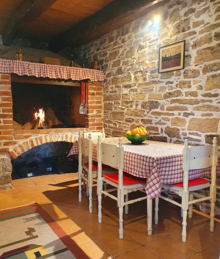 Počitniška hiša Casa Leonarda, Old Authentic Istrian Stone House Near Motovun, Istria *