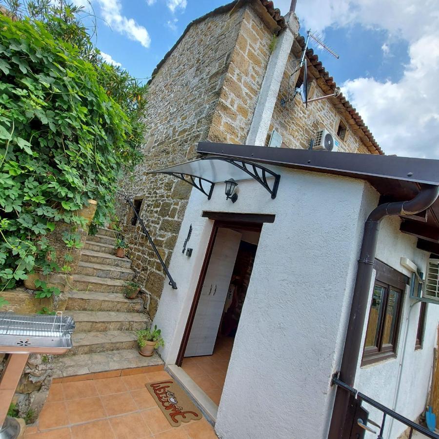 Semesterbostad Casa Leonarda, Old Authentic Istrian Stone House Near Motovun, Istria *